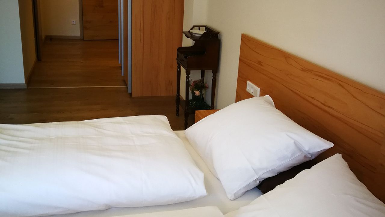 Doppelbett , Blick ins Zimmerinnere Doppelbett , Blick ins Zimmerinnere